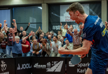 Los geht’s mit dem ASC Insider | Newsletter Table tennis player in blue celebrates a point as a cheering crowd watches from behind barriers.