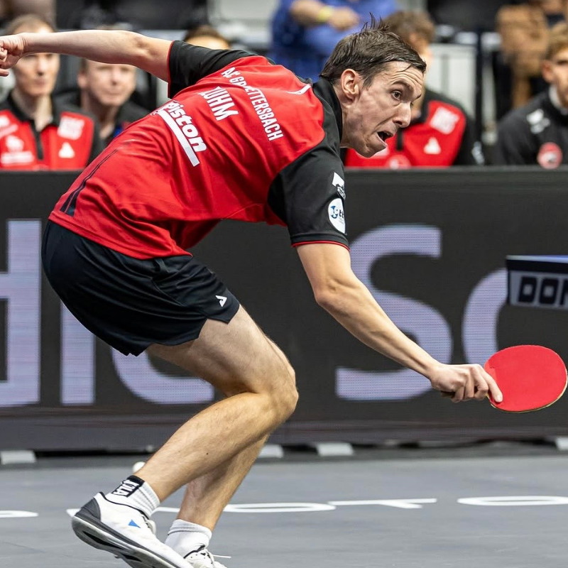ASC 2 gegen Illtal: Florian Bluhm im roten ASC Trikot in tiefer Grundstellung am Tisch.