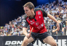 ASC 2 gegen Zeulenroda: Neuling gastiert zum Saisonauftakt in Karlsruhe ASC 2 gegen Zeulenroda: Florian Bluhm im roten ASC Trikot steht in tiefer Grundstellung am Tisch und erwartet den Ball.