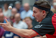 ASC gegen Grenzau: Niederlage im Krimi-Doppel in der TTBL ASC gegen Grenzau: Ricardo Walther im schwarz-roten ASC Trikot fixiert beim Aufschlag den hochgeworfenen Ball.