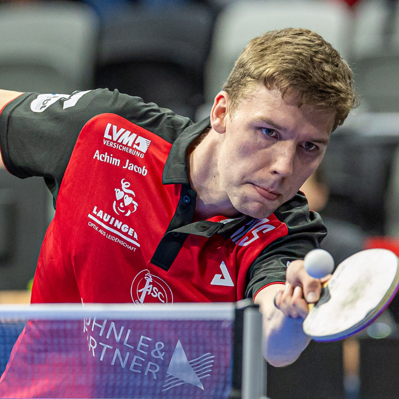 ASC 2 gegen Illtal: Tobias Hippler im roten ASC Trikot beim Aufschlag dicht über der Tischplatte.