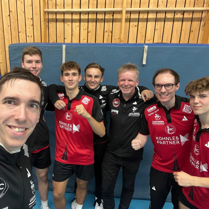 ASC 2 gegen Versbach und Kist: Die Mannschaft des ASC Grünwettersbach 2 lacht bei einem Gruppenselfie in der Halle in die Kamera, zwei Spieler ballen die Faust.