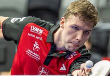 ASC 2 gegen Bietigheim-Bissingen: Spitzenreiter bittet zum Landesderby ASC 2 gegen Bietigheim-Bissingen: Ein Spieler des ASC Grünwettersbach im roten Trikot schlägt den Ball dicht über dem Netz.