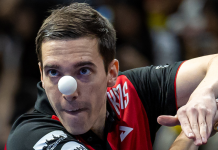 Reserve erobert Tabellenspitze der 3. Bundesliga Reserve erobert Tabellenspitze: Florian Bluhm im schwarzroten ASC Trikot, den Blick fest auf den Ball gerichtet, der direkt vor seinem Gesicht schwebt.